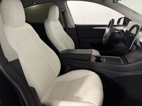 Used 2024 Tesla Model Y 2WD image 33