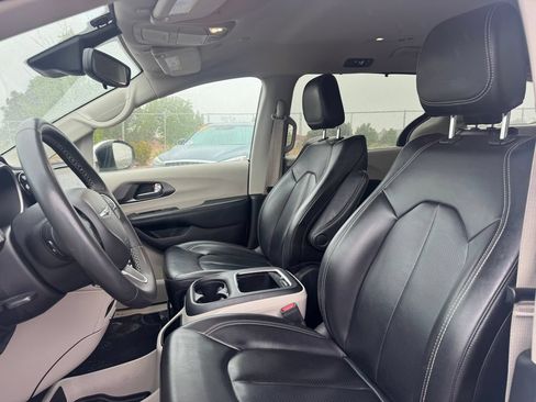 Used 2023 Chrysler Pacifica Touring-L FWD image 7