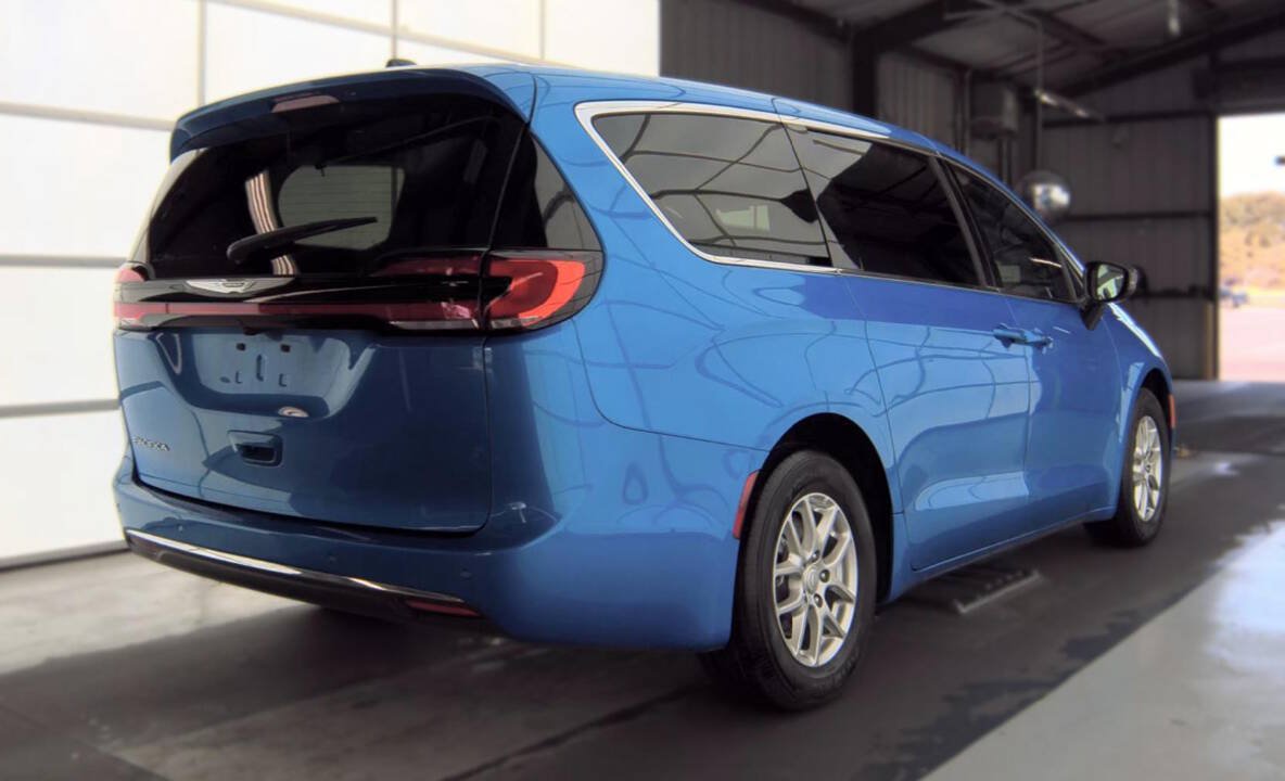 Used 2026 Chrysler Pacifica Select FWD image 3