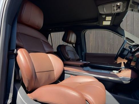 Used 2025 Lincoln Navigator Reserve AWD/4WD image 17