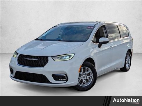 Used 2023 Chrysler Pacifica Touring-L image 1