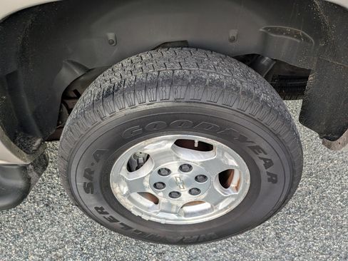 Used 2006 Chevrolet Suburban LS w/ Smart Select Package image 10