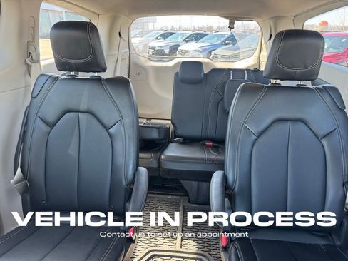 Used 2024 Chrysler Pacifica Touring-L image 23