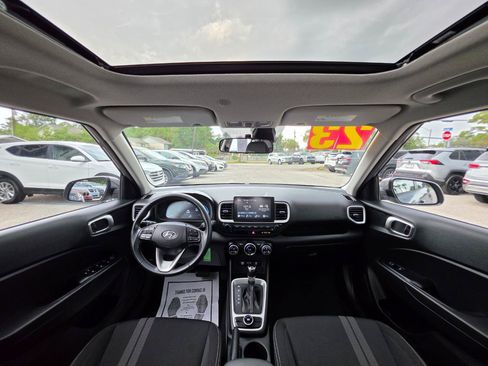 Used 2023 Hyundai Venue SEL FWD image 9