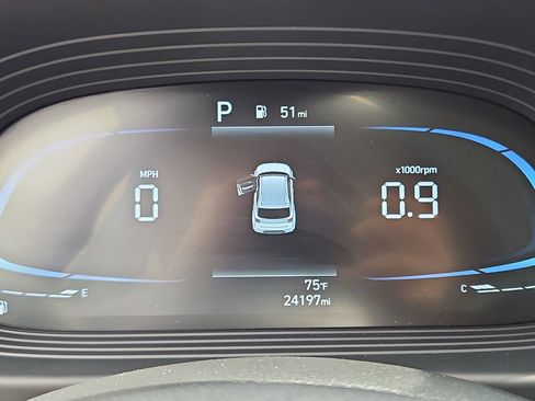 Used 2025 Hyundai Venue SEL FWD image 13