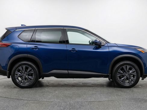 Used 2025 Nissan Rogue SV image 11
