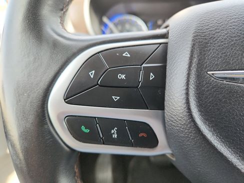 Used 2018 Chrysler Pacifica Touring-L FWD image 15