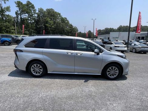 Used 2025 Toyota Sienna XLE FWD image 2