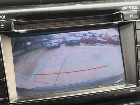 Used 2018 Toyota RAV4 LE FWD image 18