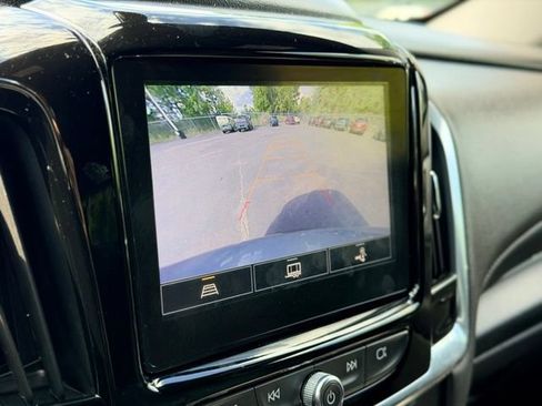 Used 2023 Chevrolet Traverse LT FWD image 15