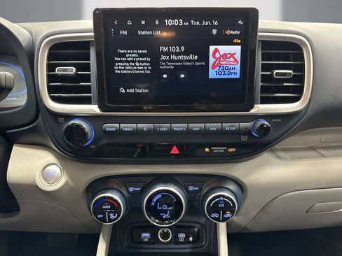 Certified 2024 Hyundai Venue Limited FWD image 20