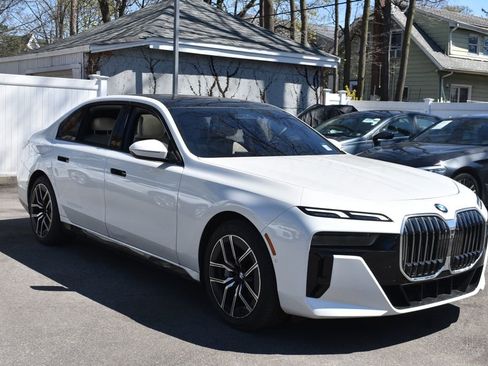 Used 2025 BMW 760i xDrive w/ Executive Package AWD/4WD image 4