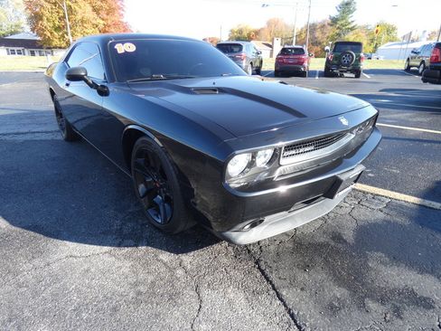 Used 2010 Dodge Challenger SE image 3