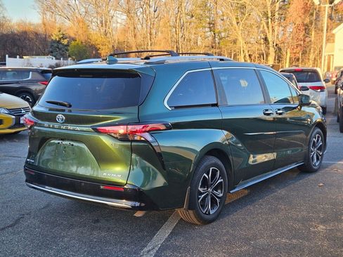 Used 2025 Toyota Sienna Platinum image 4