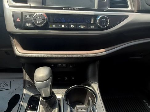 Used 2017 Toyota Highlander Plus AWD/4WD image 20