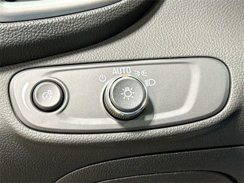 Used 2022 Chevrolet Trax LT w/ LT Convenience Package image 12