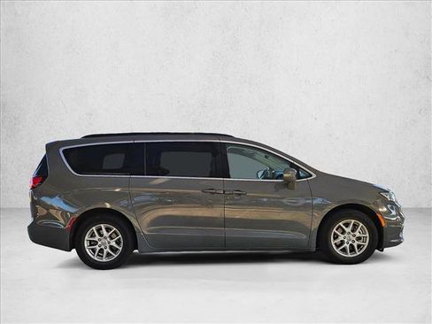 Used 2022 Chrysler Pacifica Touring-L image 4