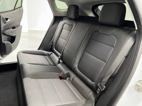 Used 2025 Chevrolet Trax LT FWD image 16