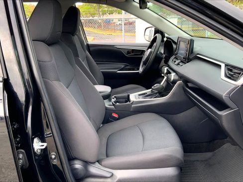 Used 2021 Toyota RAV4 LE image 9