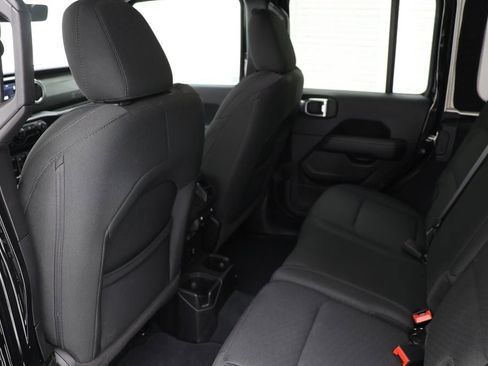 Used 2022 Jeep Wrangler Unlimited Sahara AWD/4WD image 10