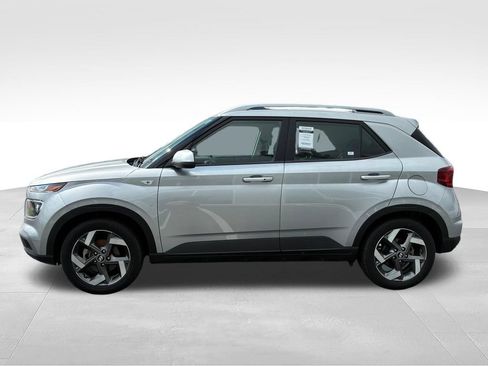 Used 2025 Hyundai Venue SEL FWD image 2