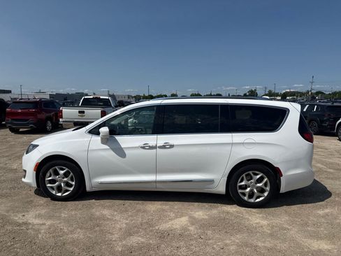 Used 2018 Chrysler Pacifica Touring-L w/ Tire & Wheel Group FWD image 12