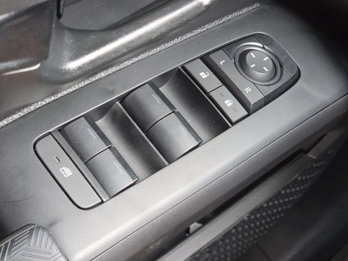 Certified 2025 Toyota Tacoma SR5 AWD/4WD image 13