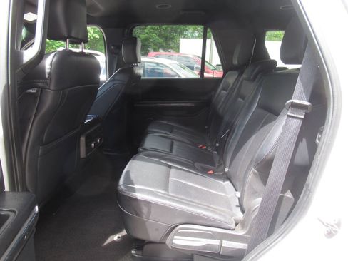 Used 2019 Ford Expedition XLT w/ Equipment Group 202A AWD/4WD image 16