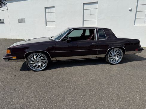 Used 1988 Oldsmobile Cutlass Supreme Classic RWD image 2