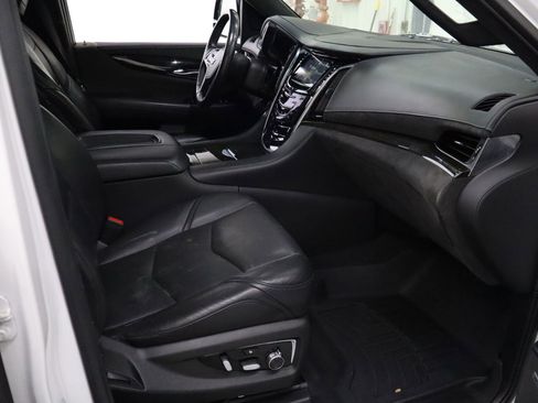 Used 2020 Cadillac Escalade Platinum image 34