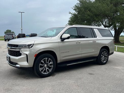 Used 2023 Chevrolet Suburban LS RWD image 1