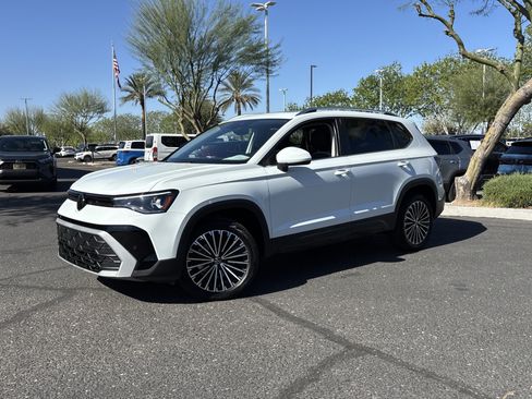 Used 2025 Volkswagen Taos SE w/ Panoramic Sunroof Package image 31