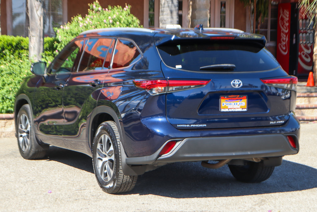 Used 2022 Toyota Highlander XLE AWD/4WD image 6