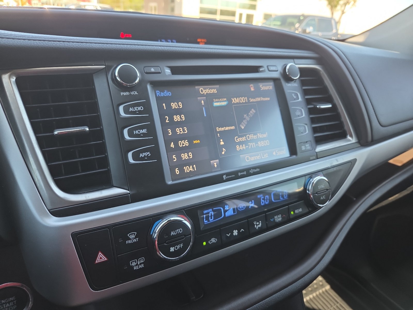 Used 2018 Toyota Highlander XLE FWD image 17