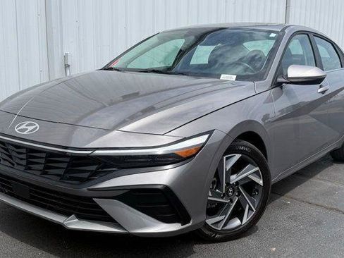 Used 2025 Hyundai Elantra Limited FWD image 1
