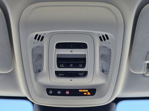 Certified 2025 Buick Envision Avenir image 26