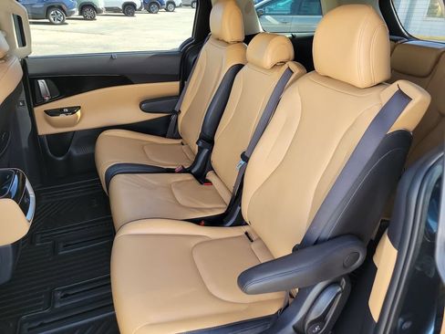 Used 2023 Kia Carnival EX FWD image 13