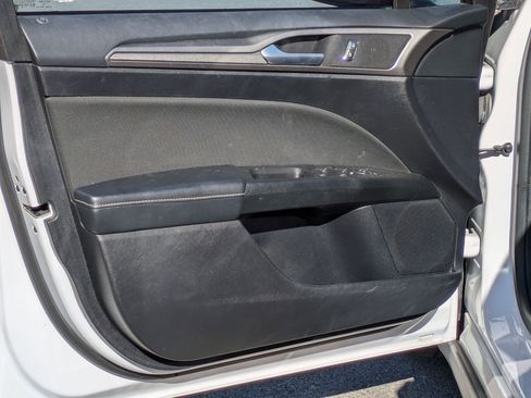 Used 2018 Ford Fusion SE w/ Fusion SE Technology Package image 11