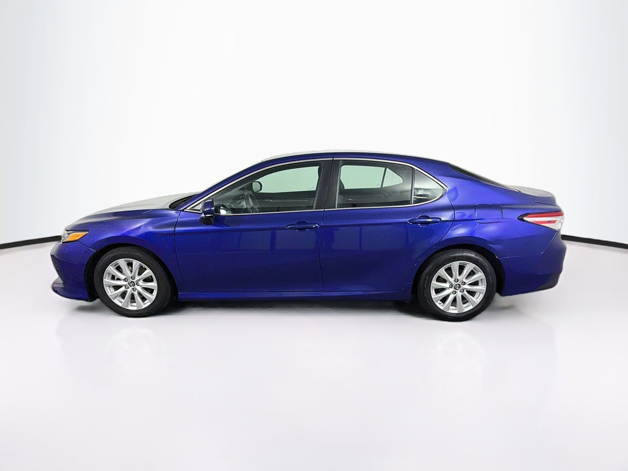Used 2018 Toyota Camry LE FWD image 4