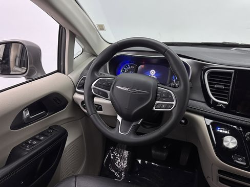 Used 2022 Chrysler Pacifica Touring-L w/ Uconnect Theater Family Group image 28