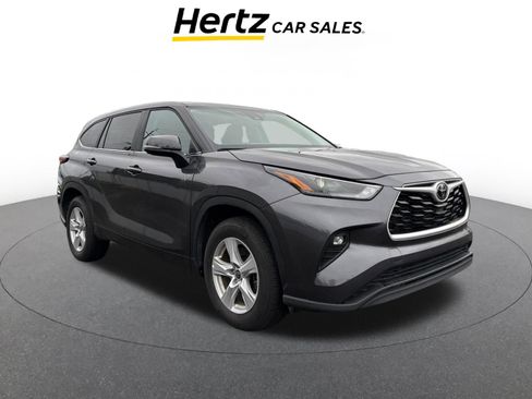 Used 2025 Toyota Highlander LE FWD image 1