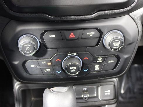 Used 2019 Jeep Renegade Latitude w/ Popular Equipment Group FWD image 18