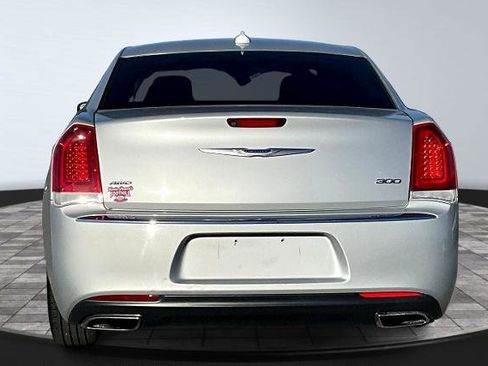 Used 2019 Chrysler 300 Limited image 4
