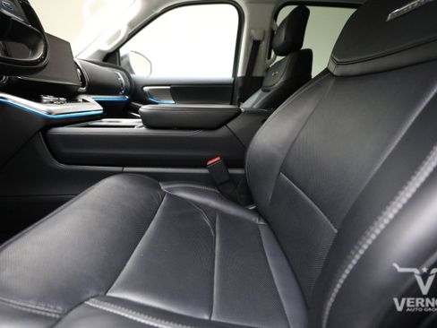 Used 2025 Ford Expedition Platinum AWD/4WD image 10