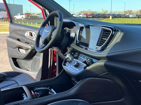 Used 2026 Chrysler Pacifica Limited w/ Uconnect Theater Family Group image 29