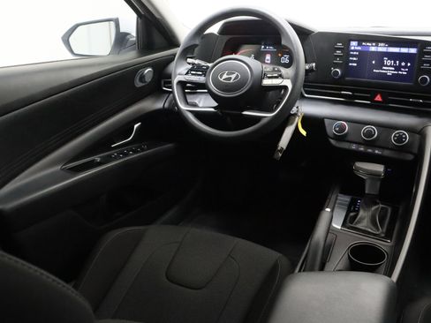 Used 2025 Hyundai Elantra SE FWD image 28