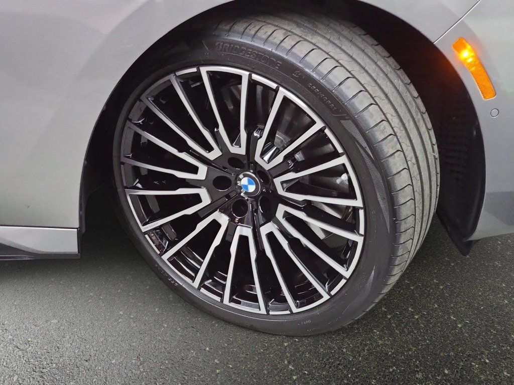 Used 2025 BMW 760i xDrive w/ Executive Package AWD/4WD image 33