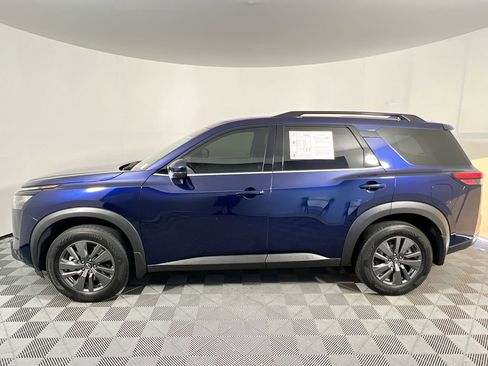 Used 2024 Nissan Pathfinder SV w/ SV Premium Package FWD image 6
