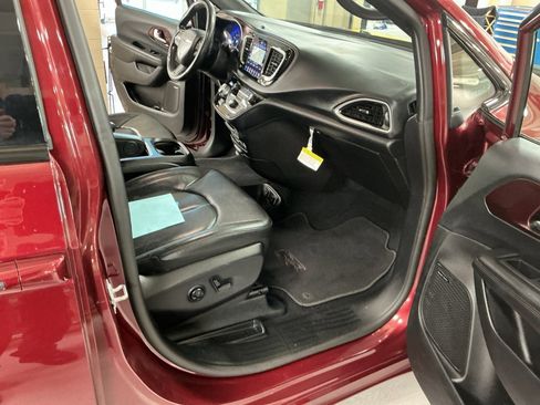 Used 2020 Chrysler Pacifica Touring-L image 16