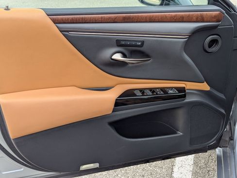 Used 2022 Lexus ES 350 w/ Premium Package image 11